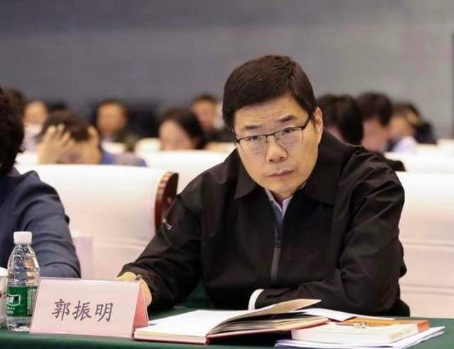 深圳校服可在商场超市自行购买 行业协会：全市统一，经典配色沿用已超20年，上百家企业参与市场竞争