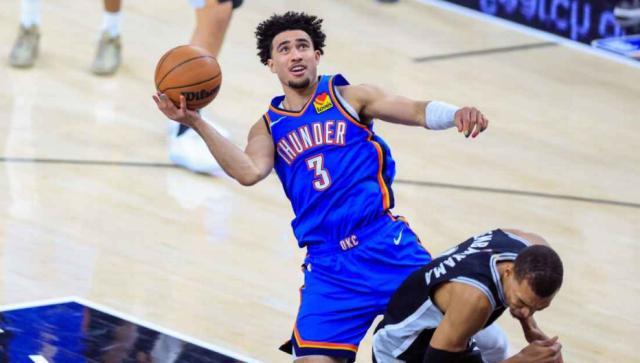 杨瀚森高效13+4+4引热议!外媒盛赞判若两人 调侃他能拿MVP